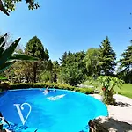 Villa V